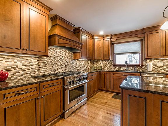 3rd image of 10 Fernwood Ct