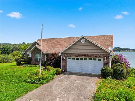 3rd image of 1670 Brookview Dr