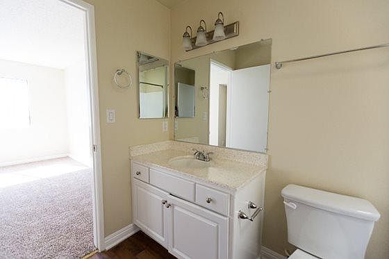 2nd image of 7025 Woodley Ave #7ada0d16q