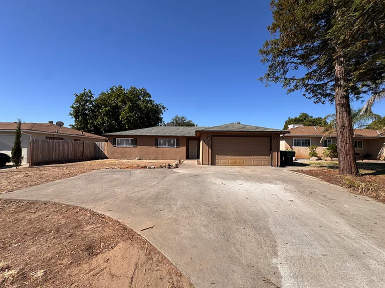 4445 N Emerson Ave — Photo 2