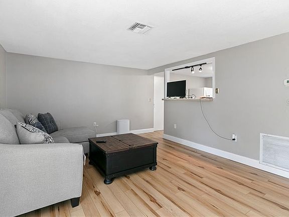 3rd image of 2029 Sandrala Dr