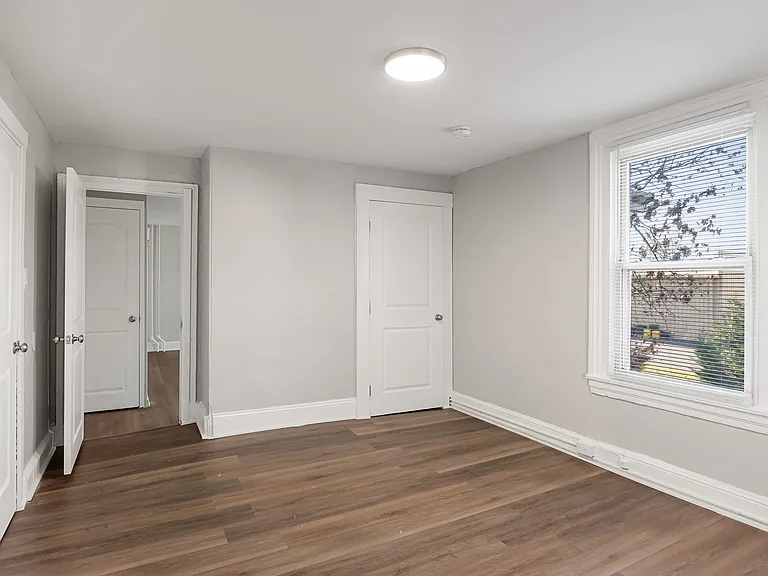 212 Warren St — Photo 8