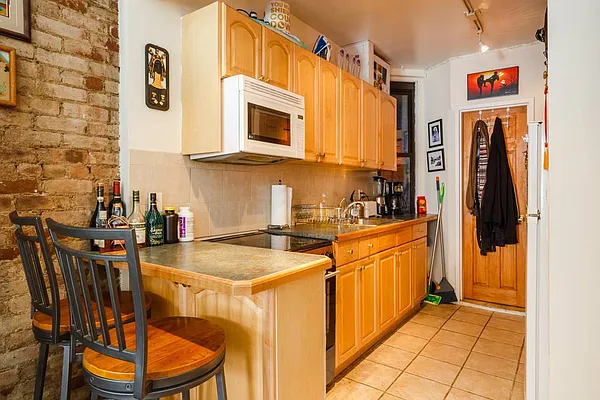 Rented by Wave Real Estate Group | media 19