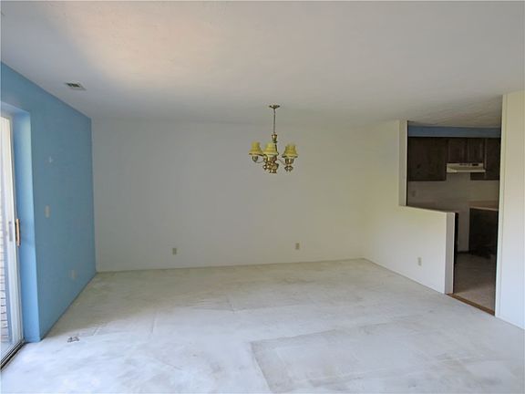 5th image of 103 Woodstone Ln APT 52