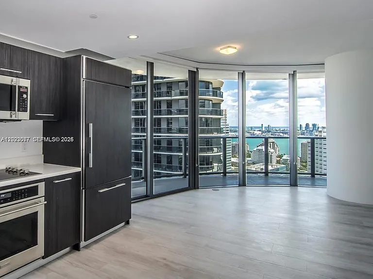 45 SW 9th St #3501 — Photo 15