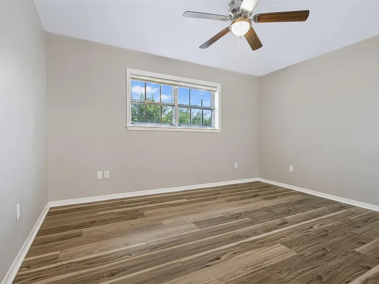 2405 Powell St — Photo 15