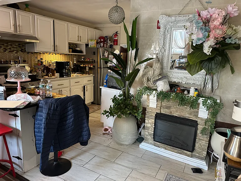270 N One Street Ave — Photo 18