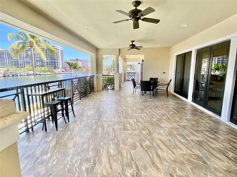 513 Palm Dr — Photo 28