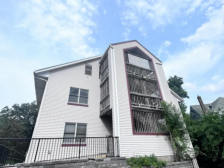 1053 Cromwell Ave — Photo 9