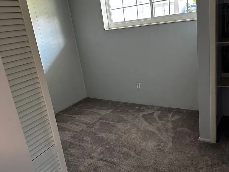 1102 E Sleepy Hollow Ln — Photo 12
