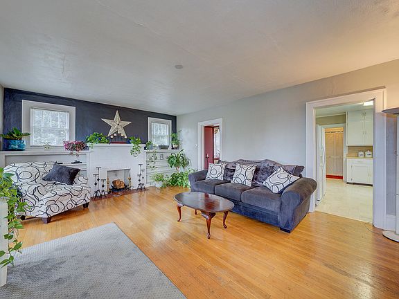 2nd image of 3121 Collingwood St NE