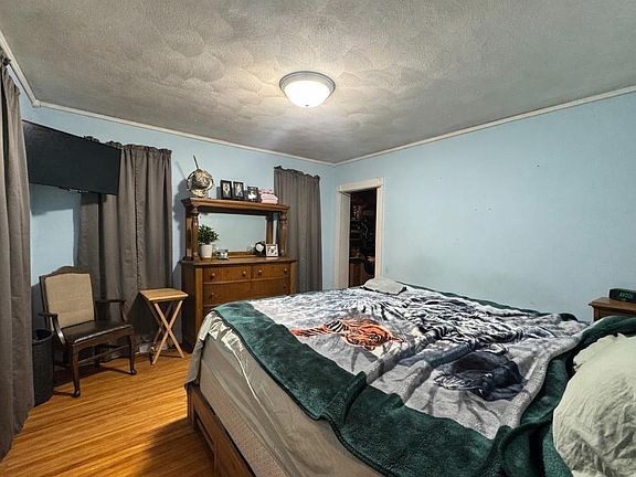 4th image of 213 S Division St