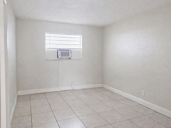2nd image of 420 SE 22nd St APT 2