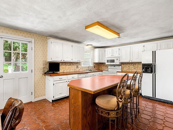3rd image of 17 Winn Valley Dr