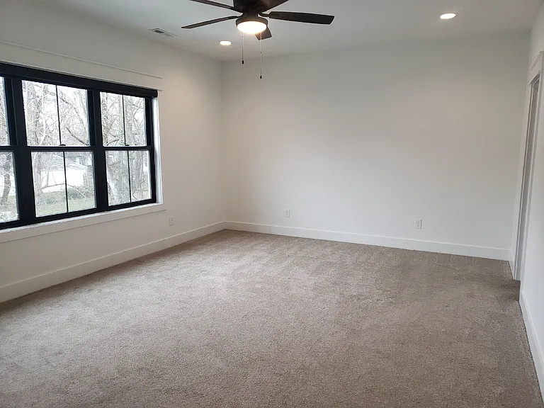 909 E State St — Photo 10