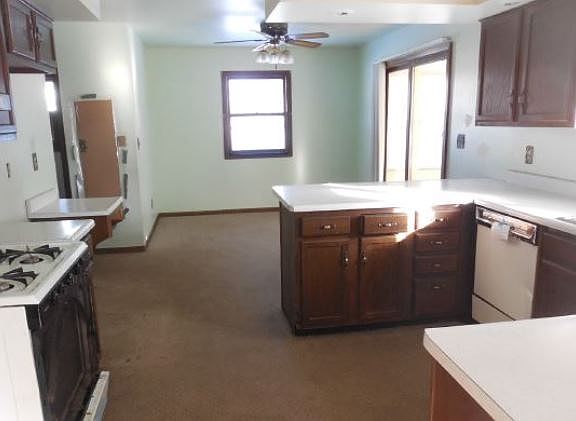 4th image of 4049 Fox Hills Dr