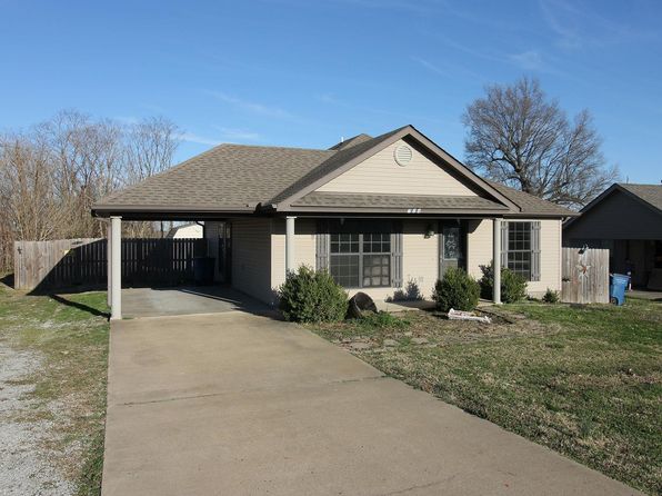 704 N 4th St, Marmaduke, AR 72443