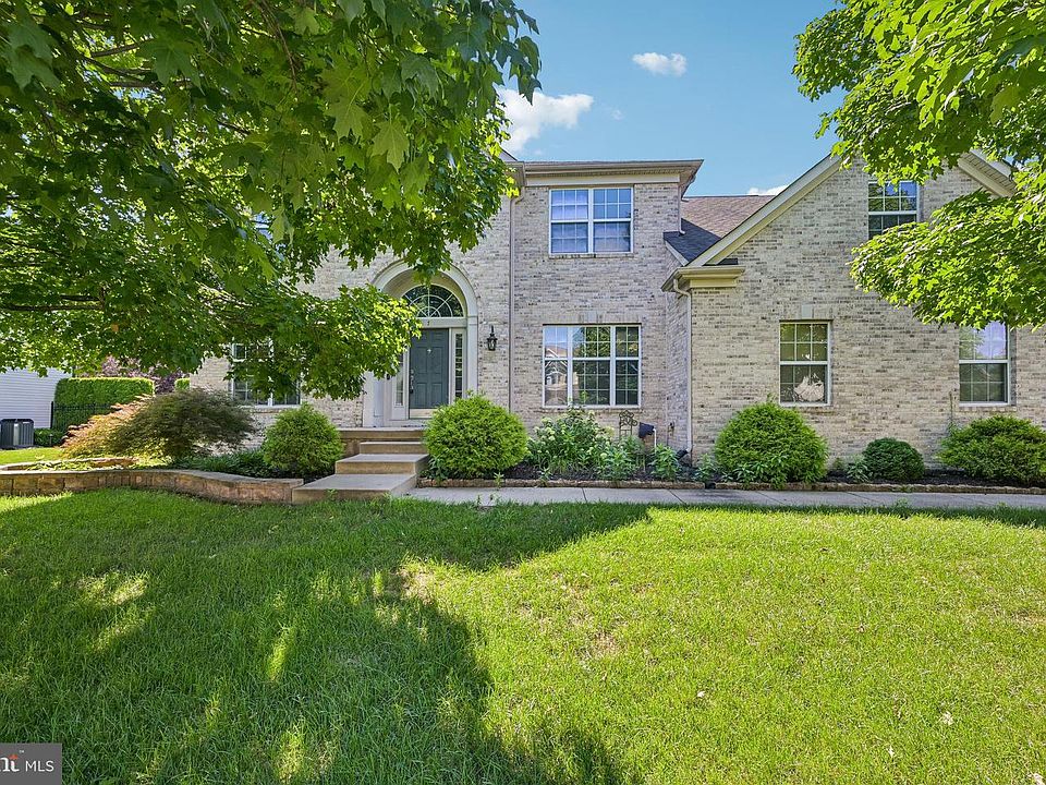 1st image of 7 Longfellow Ln