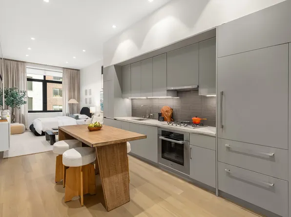 435 West 19th Street image 2 of 9