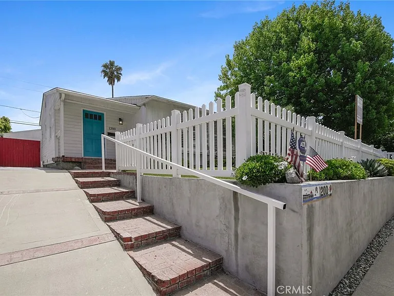 1200 Magnolia Ave — Photo 2