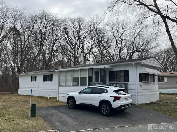 298 Woods End Ct, Spotswood, NJ 08884