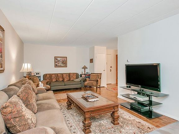 4th image of 370 Central Park Ave APT 2P