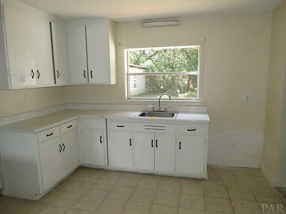 4th image of 339 Edgewater Dr