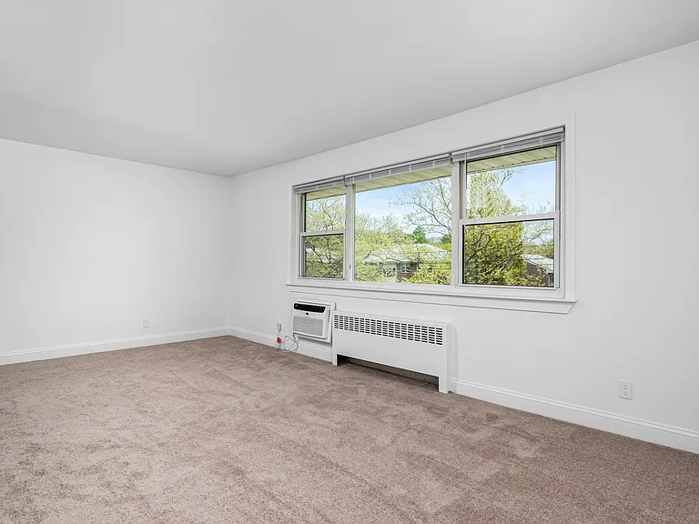 Crestwood Lake Apartments — Photo 85