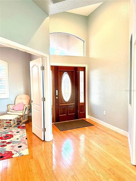 5 bed, 3.0 bath, 2290 sqft, $3,700 — Photo 2