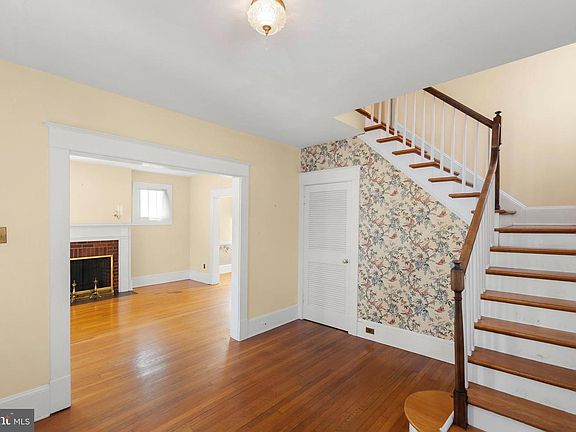 2nd image of 305 Amherst St