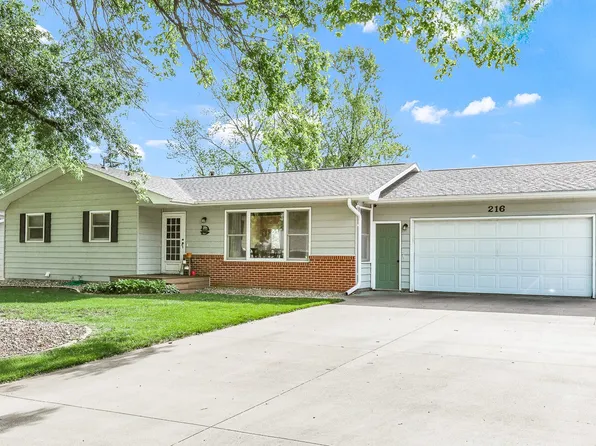 216 E 9th St, Pella, IA 50219