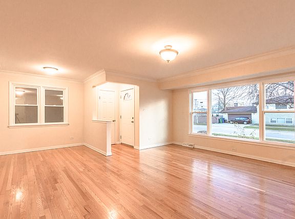 5th image of 6020 W 93rd St