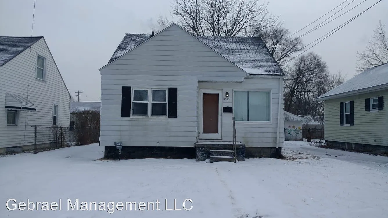 2705 Brown St photo 1