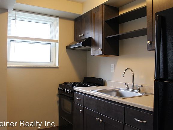 3rd image of 1025 Findley Dr W APT 1