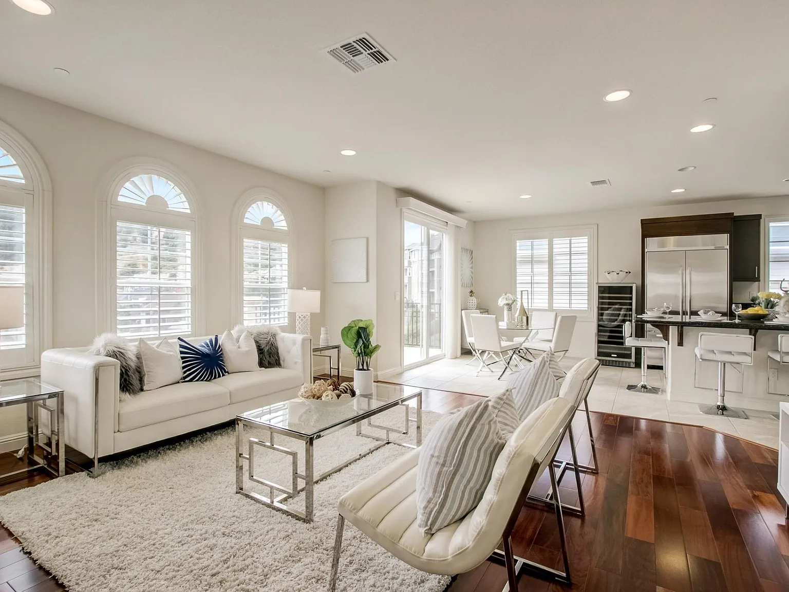4 bed, 2.5 bath, 2900 sqft, $6,500 — Photo 2