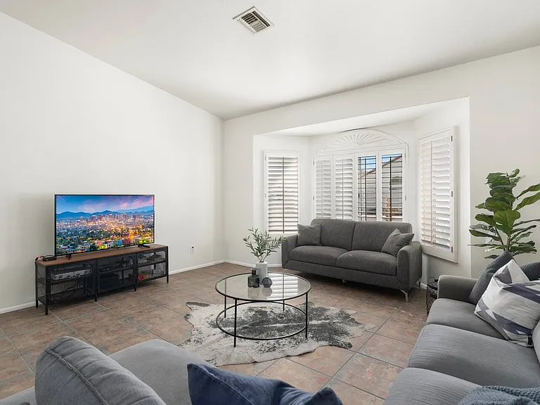 N 56th Pl — Photo 11