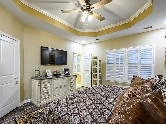 5th image of 303 Bayside Ct