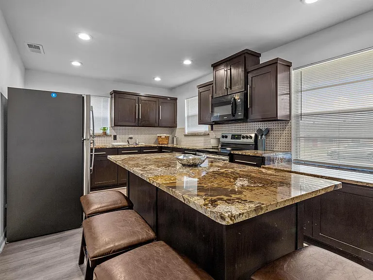 3525 Hacienda Dr — Photo 14