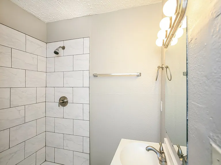 713375_029_bathroom_13546243.jpg