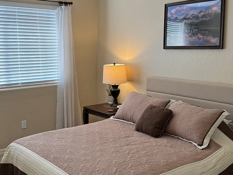 Guest Bedroom. Queen Bed.