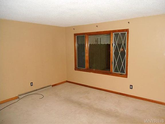 4th image of 135 Hedwig Ave