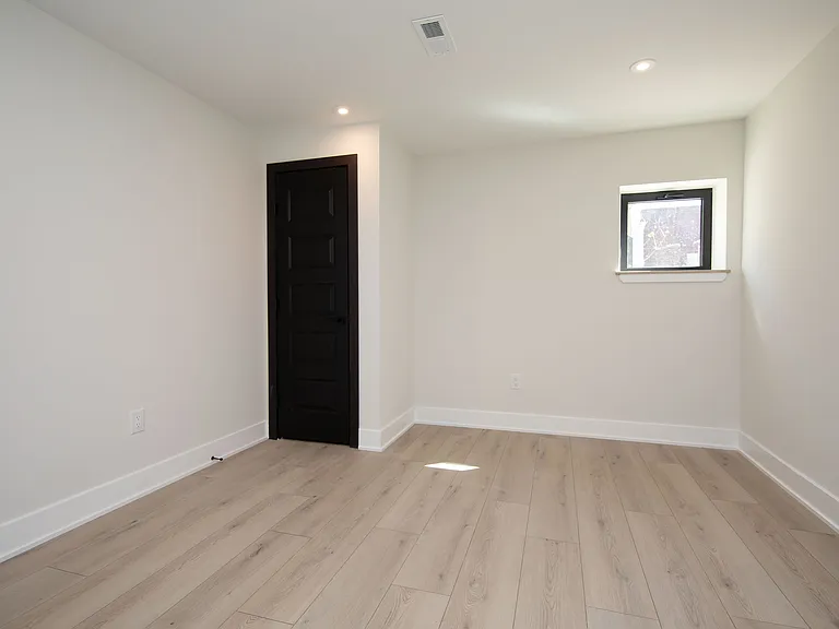 2541 Turner St — Photo 36