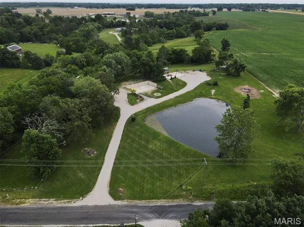 7112 Fields Dr, Moro, IL 62067