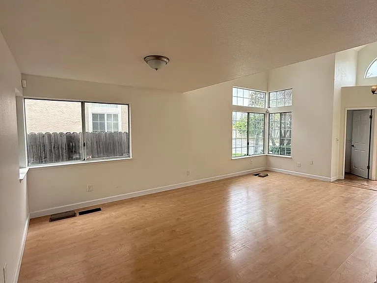 109 Birchwood Ct — Photo 9