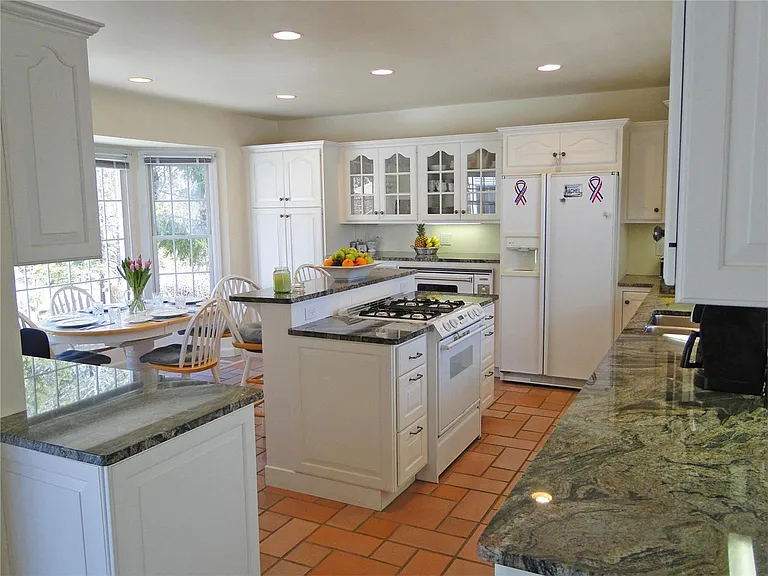 32 Niagara Ln — Photo 4