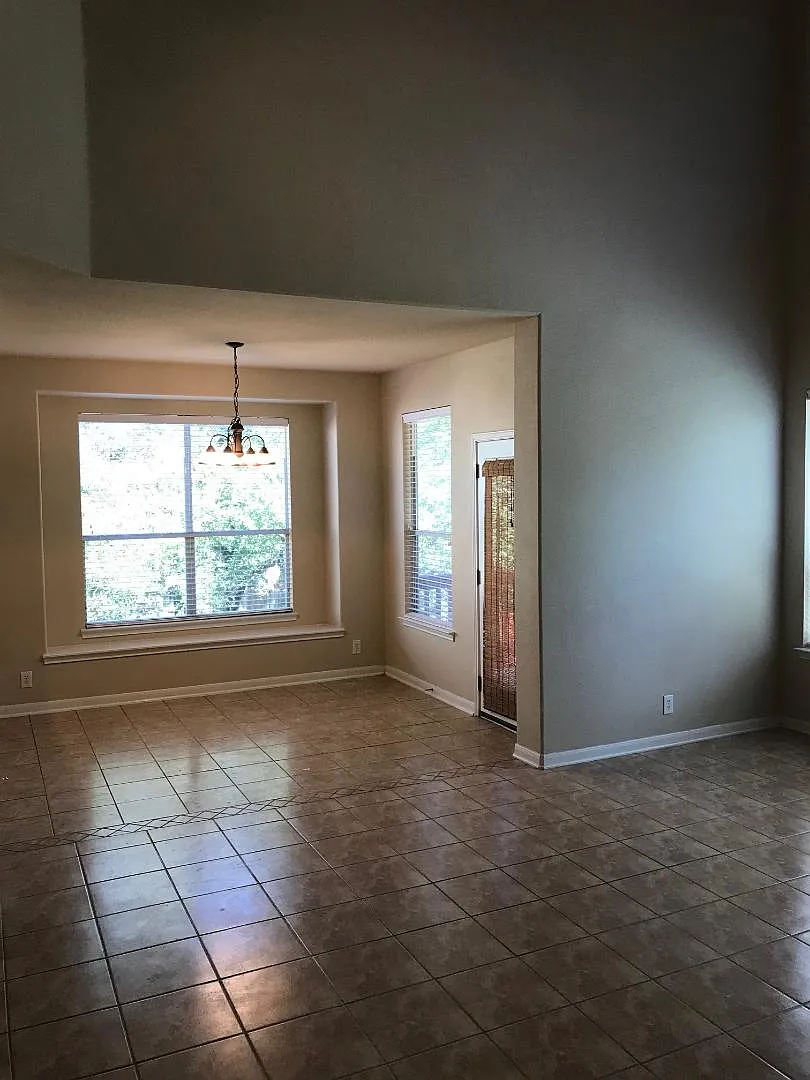 5 bed, 3090 sqft, $2,799 — Photo 4