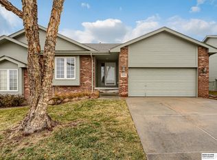 5126 Lakecrest Dr, Papillion, NE 68133