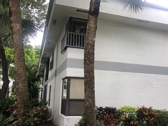 3rd image of 4429 Carambola Cir S