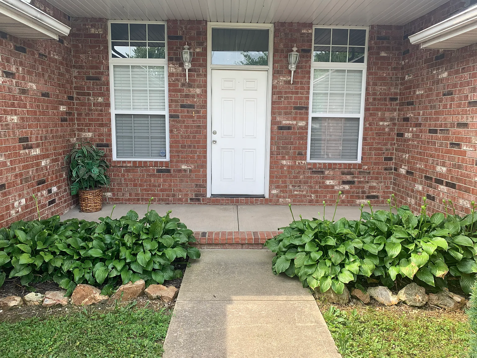 3 bed, 1750 sqft, $1,895 — Photo 2