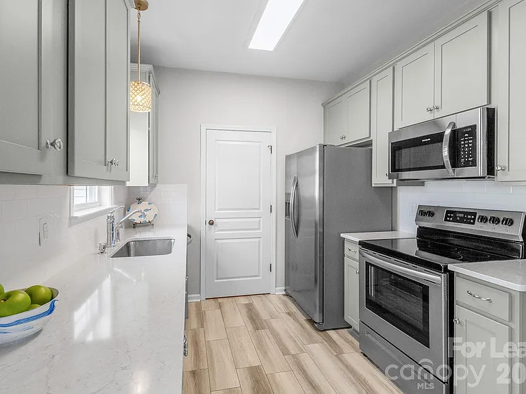 558 Calen Ln — Photo 2